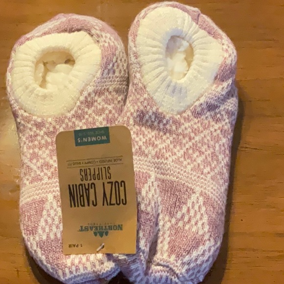 Slippers with Grippers on bottom. Cozy Cabin Norteast Outfitters..Shoe size 5-10 - Picture 1 of 8